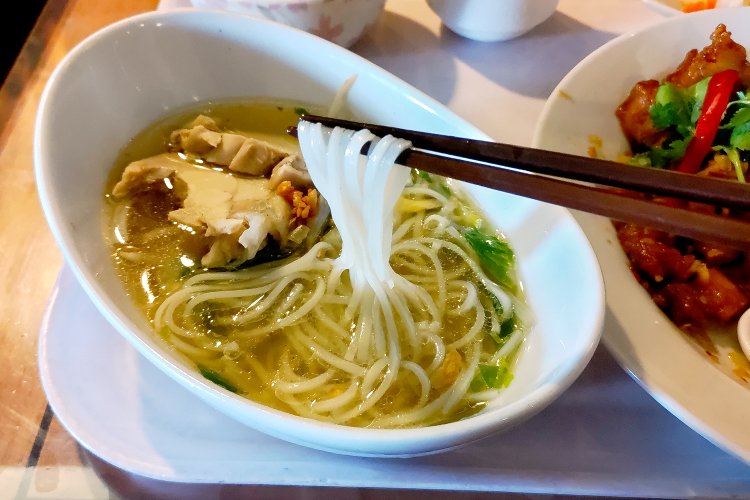 鳥肉めんには、米粉の麺を使用。柔らかくツルッとした食感は、ベトナム料理のフォーを思わせる。