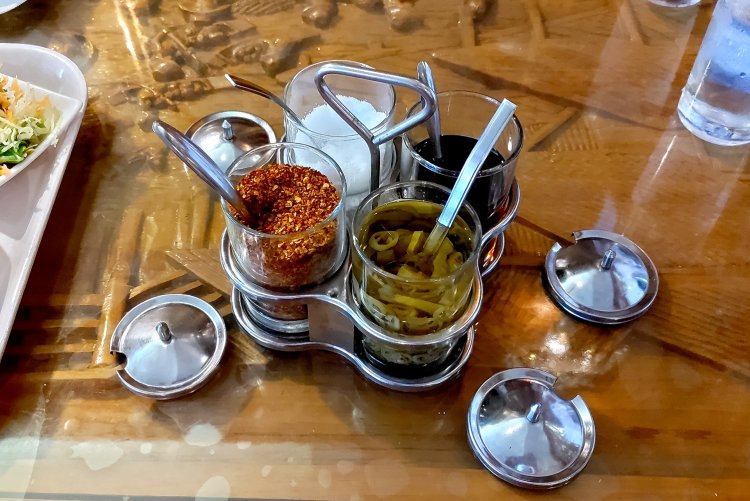 一緒に運ばれてきた調味料4種。左上から時計回りに塩、ナンプラー、唐辛子の酢漬け、乾燥唐辛子。