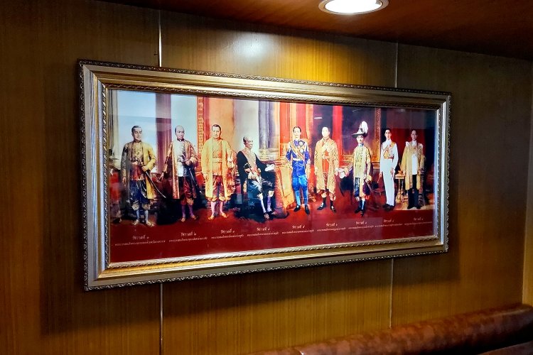 店内に飾られている、タイの歴代国王が描かれた絵画。タイ王国の旧名を店名に冠する同店にぴったり。