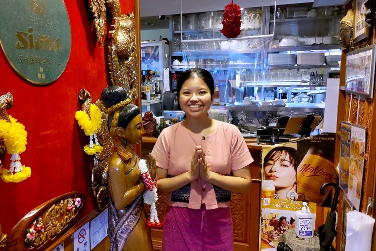 ホールリーダーのジンさん。タイ出身で、メニュー開発の際には味見をしてアドバイスをすることも。