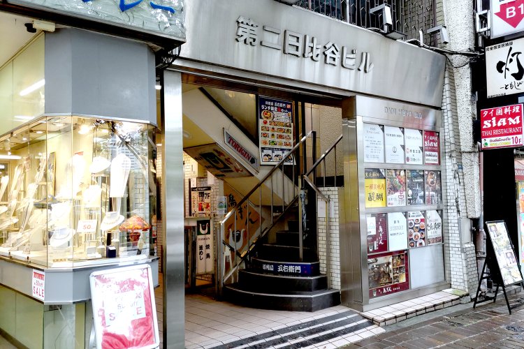 ビルの出入り口に店名が記された赤い看板が出ている。エレベーターに乗って10階で降りると、すぐ店内だ。