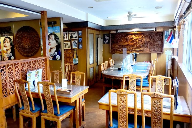 店内の随所に木彫りの装飾があしらわれている。テーブルやイス、壁画などは、すべて特注の一点もの。