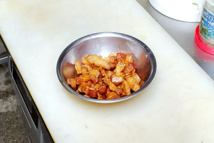 まずはカリカリに素揚げした豚肉を用意。これにさまざまな調味料を加えていく。