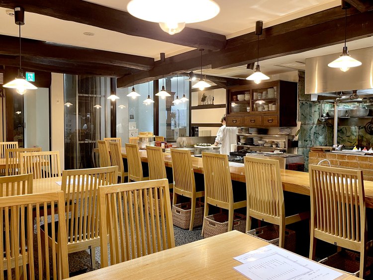 レトロなペンダントライトがさりげなくてオシャレ。キッチンのレンガも高架下の雰囲気にピッタリだ。