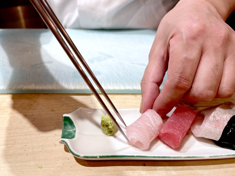 良質な旬の刺し身が丁寧に盛り付けられていく。