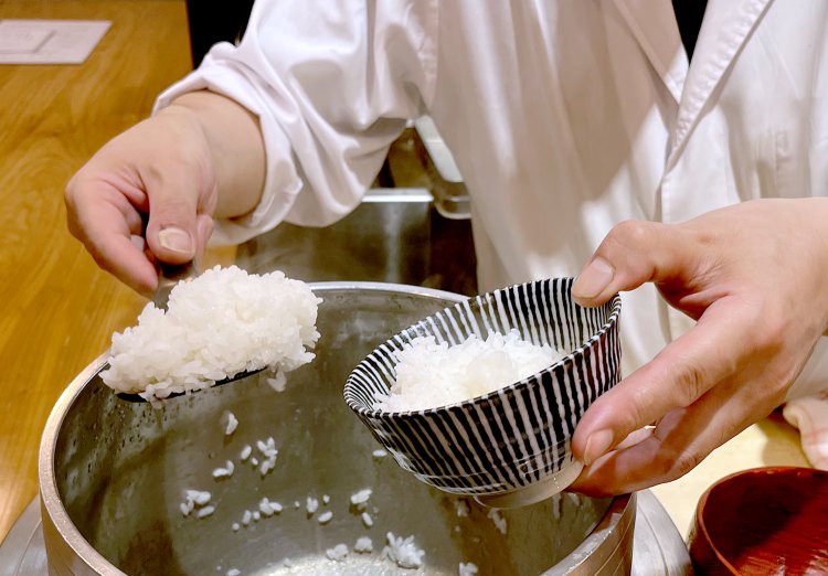 羽釜で炊くあきたこまちは粒立ちがよく、つやつや＆ピカピカ。