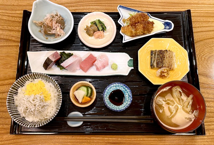 刺し身、焼き物、揚げ物、和物、煮物、香の物とバランスよく盛り付けられた赤字定食。