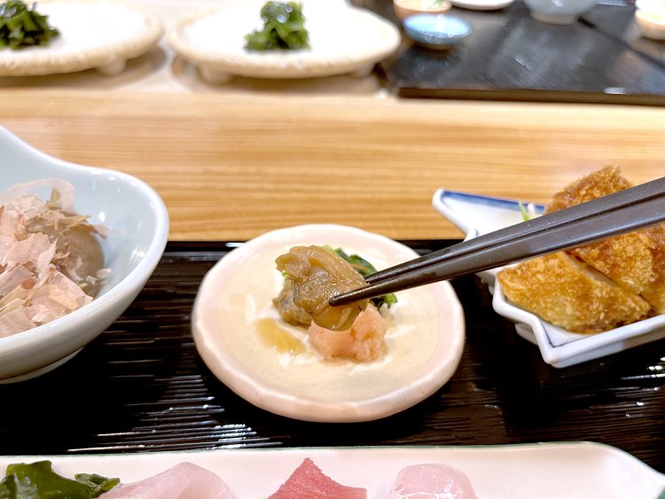 生姜が効いたあさりの佃煮。しっかり味付けされているのに煮締まっておらず身がふっくらしている。さすがプロの技！