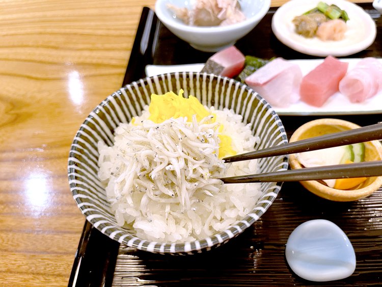 炊きたてのあきたこまちの上には湘南しらすと錦糸玉子がたっぷりのってくるのでこれだけで1杯完食。白米はおかわり必至だ。