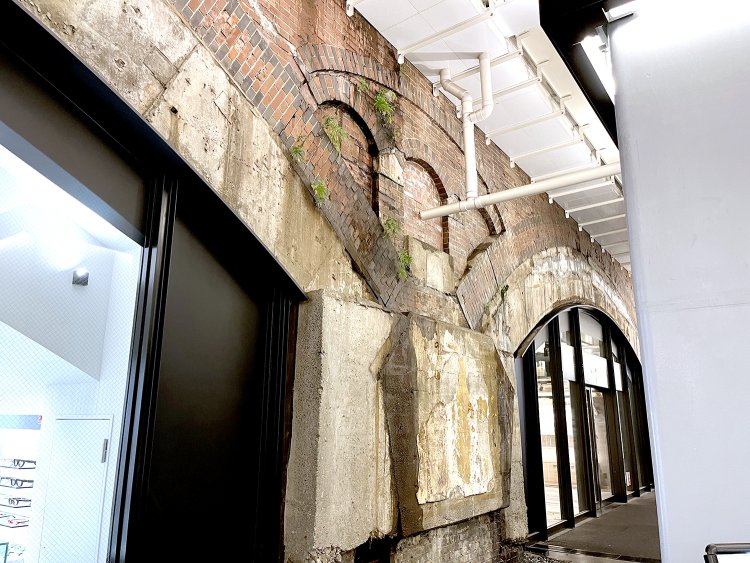 約100年前のレンガのアーチが続いている。レンガを伝って滴り落ちる雨や、レンガの間から生えるシダらしき植物も込みで萌え〜。