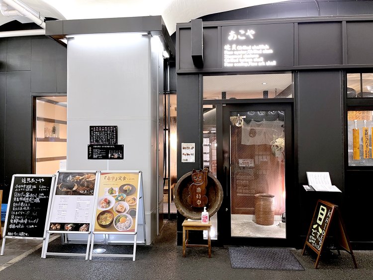 シックな外観だが、窓から店内をのぞくと木目で統一されていて温かみがある。