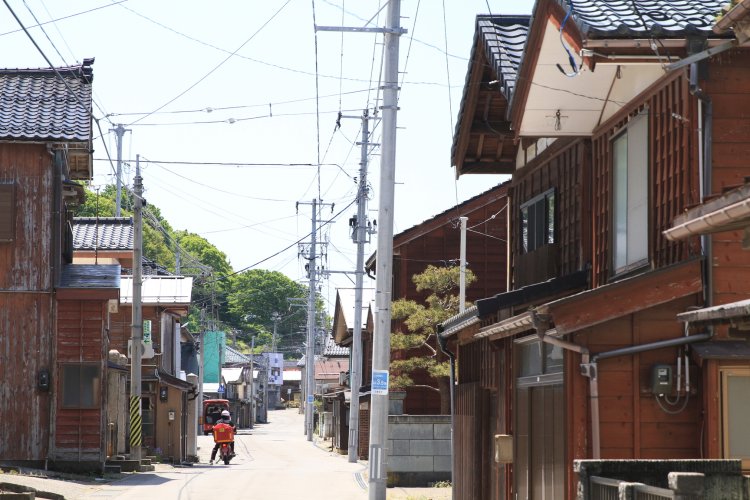 妻入りの街並み。点在する「出雲崎よもやま話」の説明板を読みながら歩くのが楽しい。