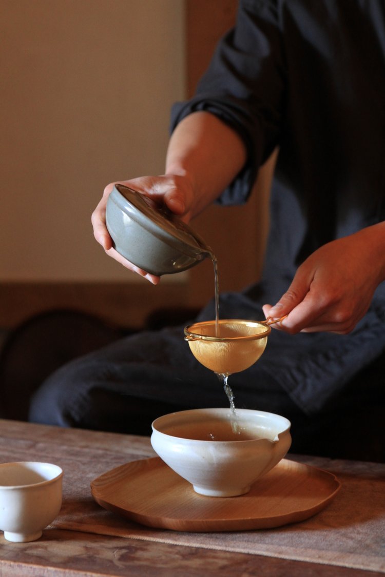 「蔵のひととき」（ランチに1500円追加）では,茶室で3服ほどお茶を淹（い）れてくれる。