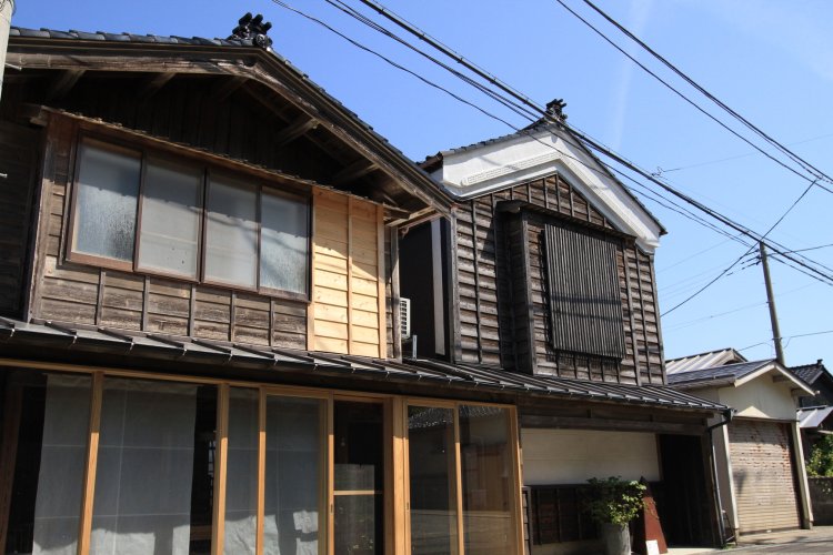 推定築140年の民家を改修。