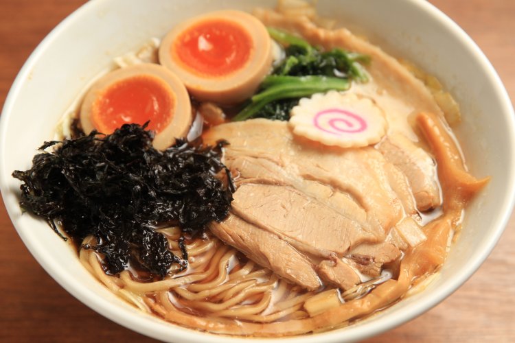 新潟県産小麦で製麺した、あっさり味玉生姜醬油らーめん980円。