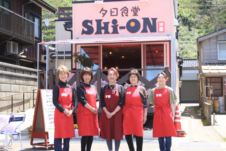 店長の近藤智美さん（中央）ほか、元気なスタッフたち。