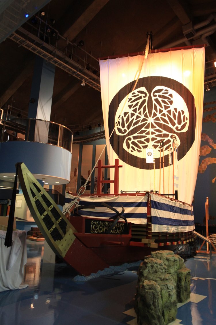 時代館では3分の2サイズで復元したお奉行船や、本物の千両箱を展示。