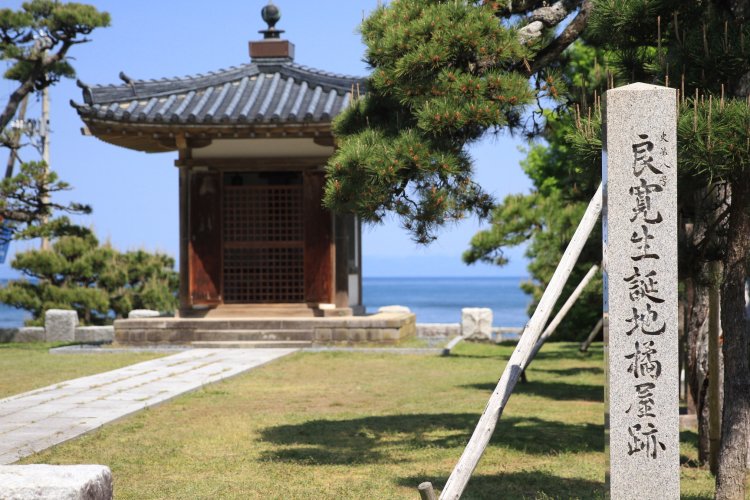 良寛生誕の地には良寛堂が。