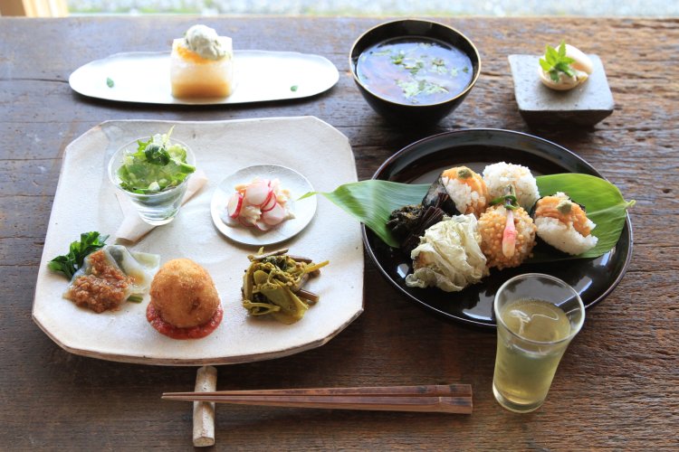 ランチコース「水」3000円は甘味付き。