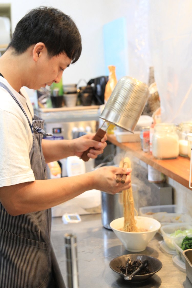 店主はイタリアン出身。その技術を生かした限定麺も人気を博している。