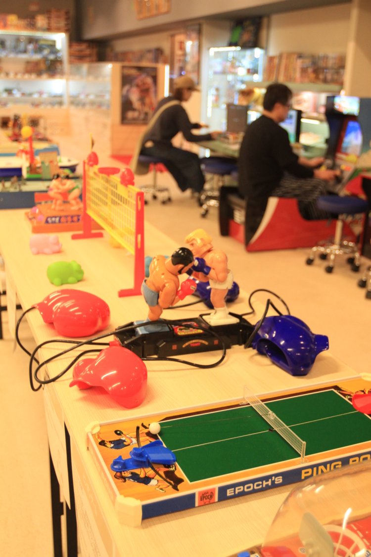 手前は昭和世代感涙、エポック社の対戦型アナログゲーム。奥はプレイ可能なアーケードゲーム。