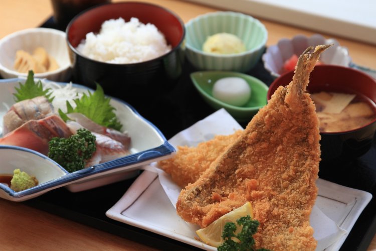 この日はヒラマサの刺身、巨大ホッケのフライなどが並んだ出雲崎定食1700円。