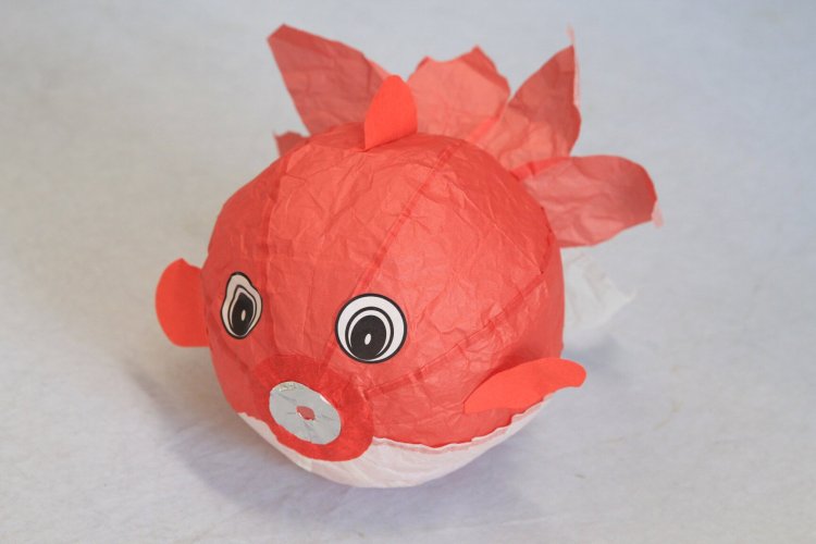 2個セットで販売の親子金魚の紙風船385円。