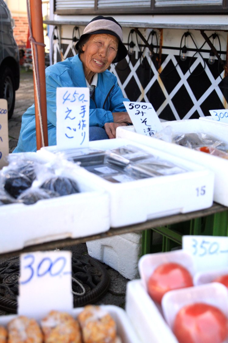 『道の駅「越後出雲崎 天領の里」』の前で海産物などを売るおばちゃん。