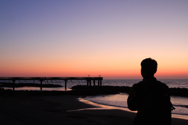 敷地北西側に伸びる夕凪の橋は夕日の撮影スポット。