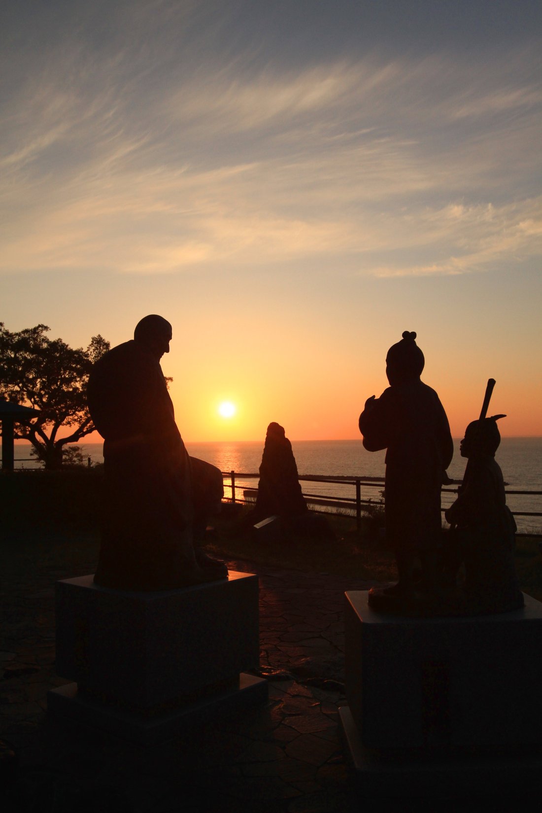 小さな港町・新潟県出雲崎町で日本海のでっかい夕日を。定食にラーメンに、海のおいしさがきらり