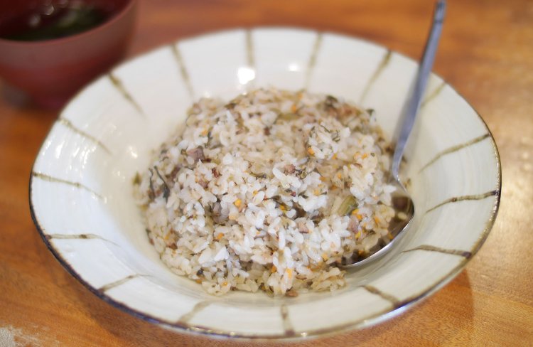 「みちくさ食堂」の野沢菜チャーハン。