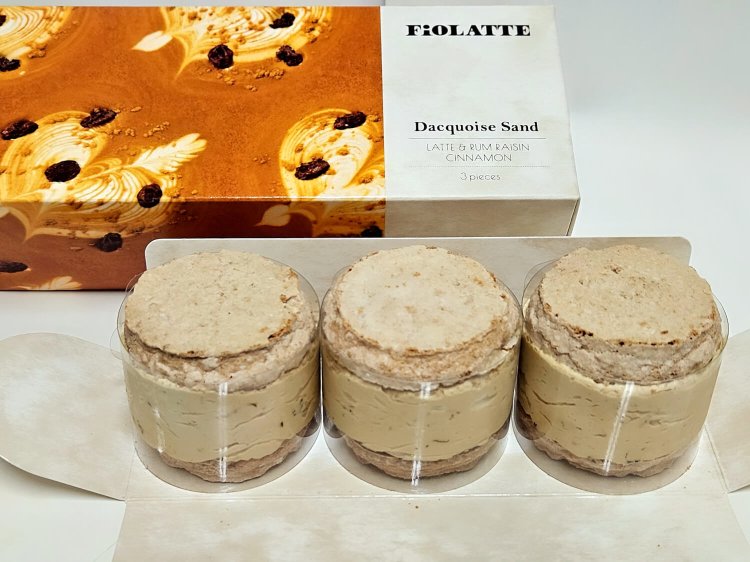 ダックワーズサンド (3個入) 1944円（数量限定）。