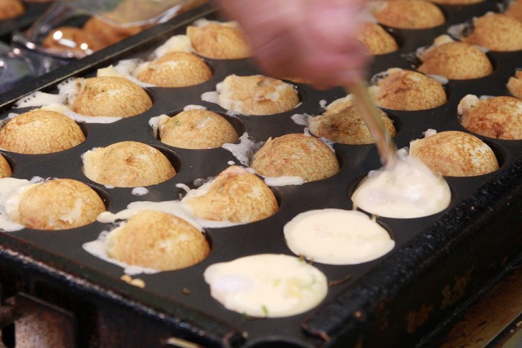 たこ焼や今川焼といった焼き物は目の前で作られる。漂う香ばしさには、抗えませんて……。