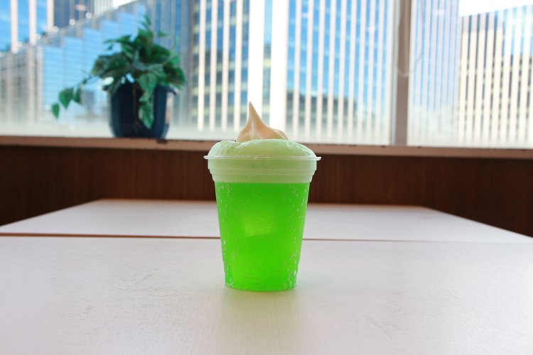 そのソフトクリームを使ったメロンソーダフロート320円。ふと目にしたら頼みたくなっちゃう、あかんやつ。