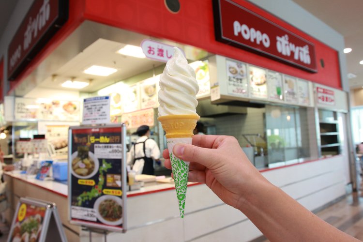 ソフトクリーム 北海道ミルク250円。見た目は素朴だが、侮るなかれ。ミルクの風味は濃厚だが、口当たりはサラッと溶けて後味スッキリ。複雑な味わいに驚かされる。