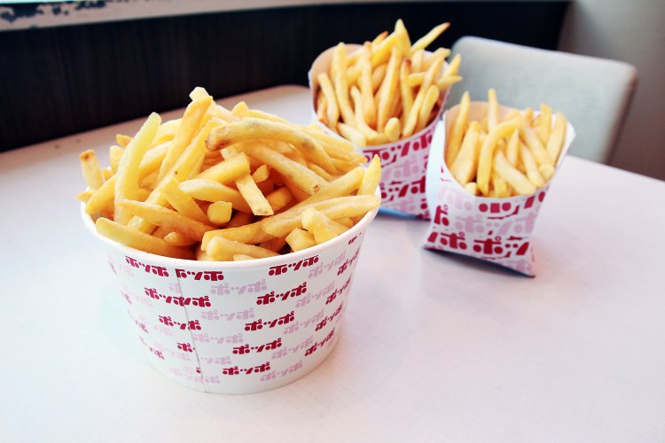 バケツのような容器のメガ盛りポテト520円（左）は、まさにロマンメニュー。山盛り350円（中央）、小盛り180円（右）と各サイズ選べる。