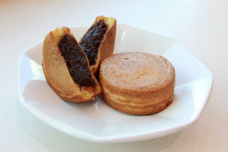 薄皮につぶ餡がぎっしり詰まった、ホクホクの今川焼 あずき120円。カスタード150円も人気だ。