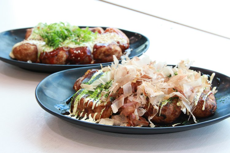 手前がスタンダードなソースのたこ焼8個550円。奥に見えるは、たこ焼 ヤンニョムチーズ650円。とろとろのラクレットチーズが後を引く。