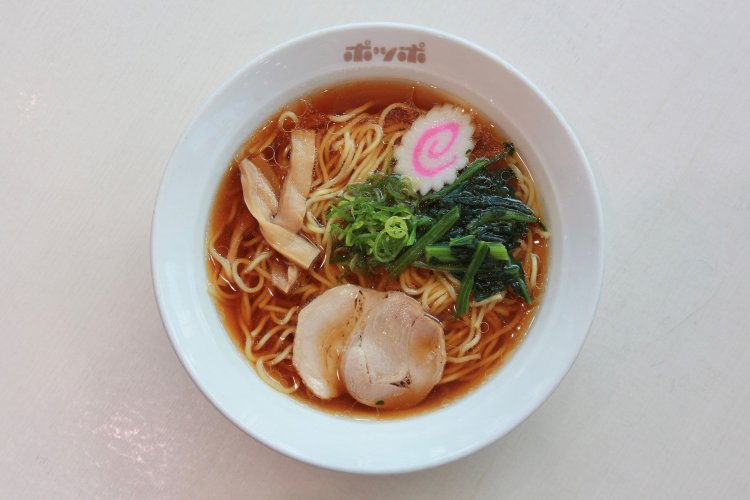 鶏、豚、煮干し、アサリでとったスープ。オリジナルのコシある細麺。この醤油らーめんを520円で頂けるなんて、圧倒的感謝っ……！