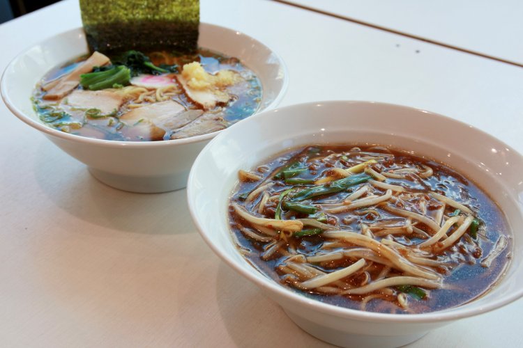 手前は埼玉風スタミナラーメン630円。奥は新潟風生姜醤油らーめん690円。再現度の高さは、さすがの商品開発力！