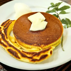 40年愛される『カフェ香咲』がリニューアル！ 看板メニューのホットケーキと焼きりんごを味わう〜黒猫スイーツ散歩 原宿表参道編20〜