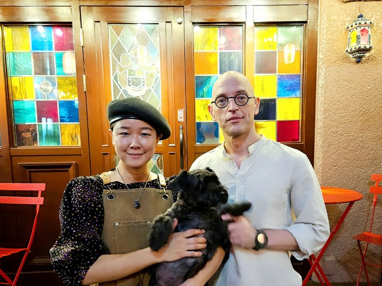 岩根愛さん、ジョナサン・ヒーバートさん、看板犬のマメちゃん。