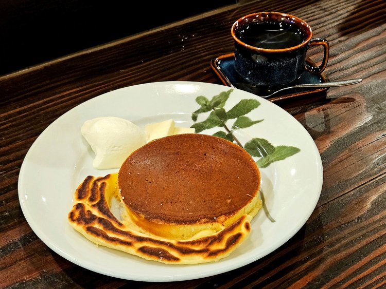 ホットケーキ960円、香咲ブレンド800円。