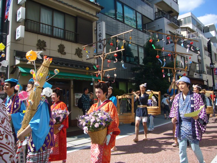 江戸時代のさまざまな格好をまとった人々が次々に現れる。
