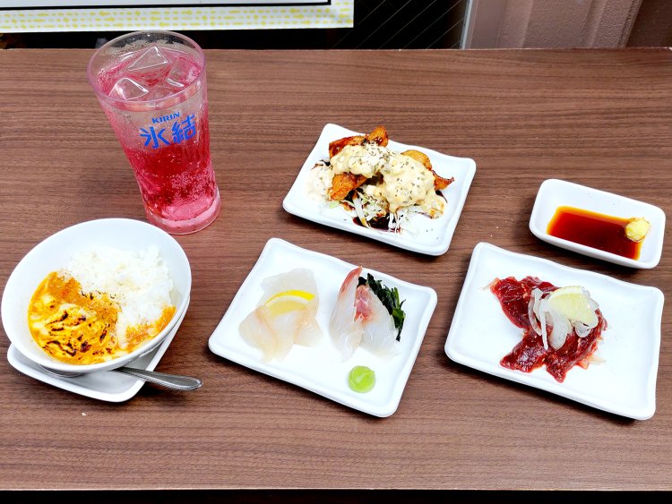 クオリティが高い各種おつまみはもちろん、お茶碗サイズの名物カレーもまたお酒が進む。