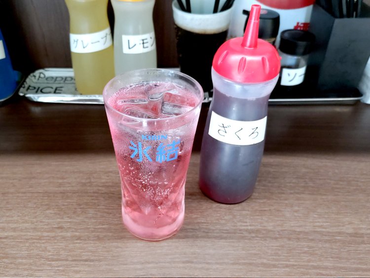 客自身でサーバーから酎ハイを注ぐ。ざくろ味のシロップを加えれば、鮮やかなピンク色に。