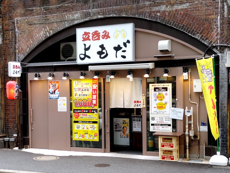 アーチを描いたデザインが、いかにもガード下らしい。のれんをくぐると、すぐ目の前がカウンター。