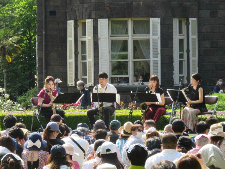 「秋バラの音楽会」では、バラと一緒にサックス四重奏の演奏会が楽しめる。