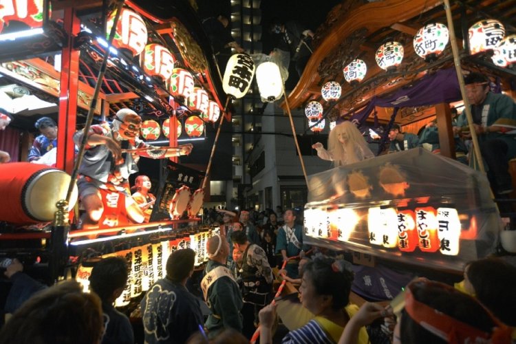 「曳っかわせ」では山車同士が至近距離でお囃子を奏で合う。