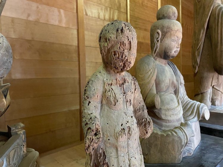 廃仏毀釈でボロボロになった仏像。福岡県「浮嶽神社」。